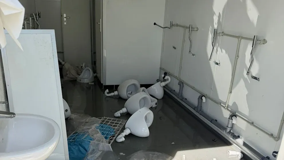 开云体育下载-门兴极端球迷因厌恶红牛，直接把红牛主场的厕所彻底打砸坏